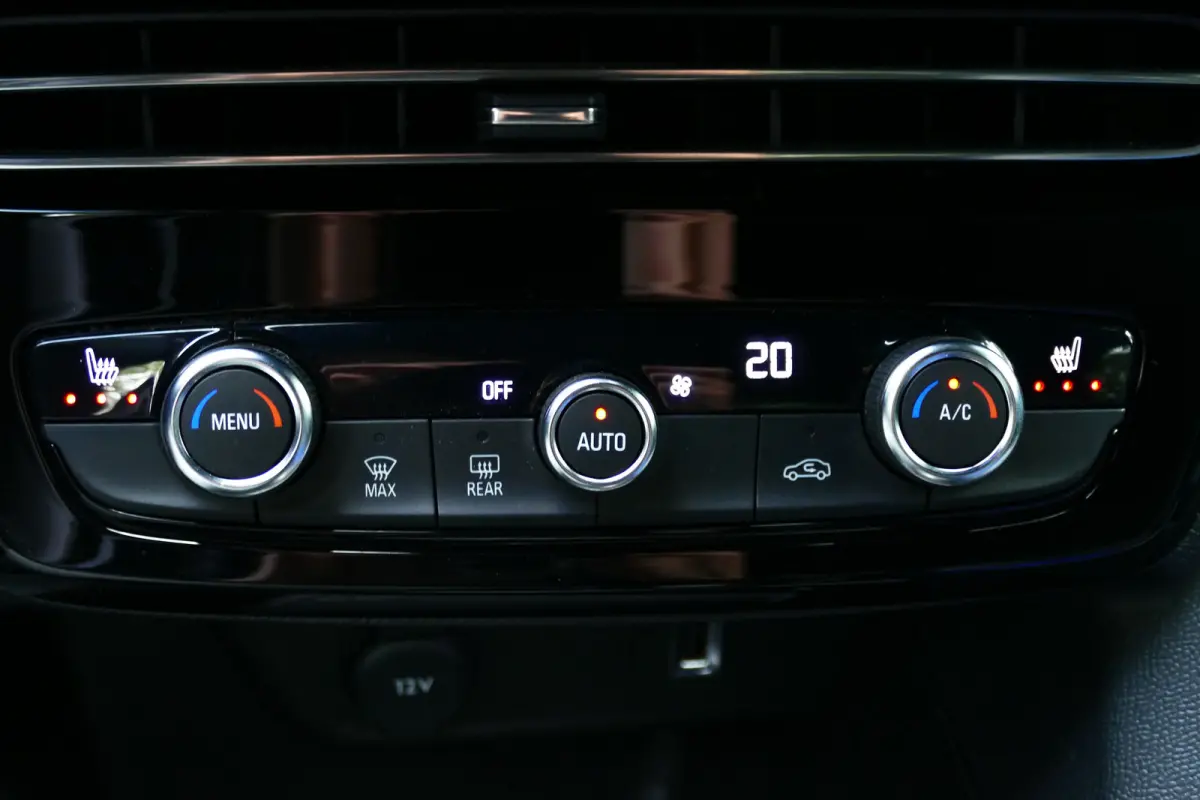 1.2 TURBO 130PK ULTIMATE AUTOMAAT ALCANTARA / STOEL-STUURVERWARMING / MASSAGESTOEL / CAMERA / KEYLESS/ FULL-LED / 18"LMV / NAVI / CLIMA / PDC / BLUETOOTH / CRUISECONTROL / 1E EIGENAAR / SCHI