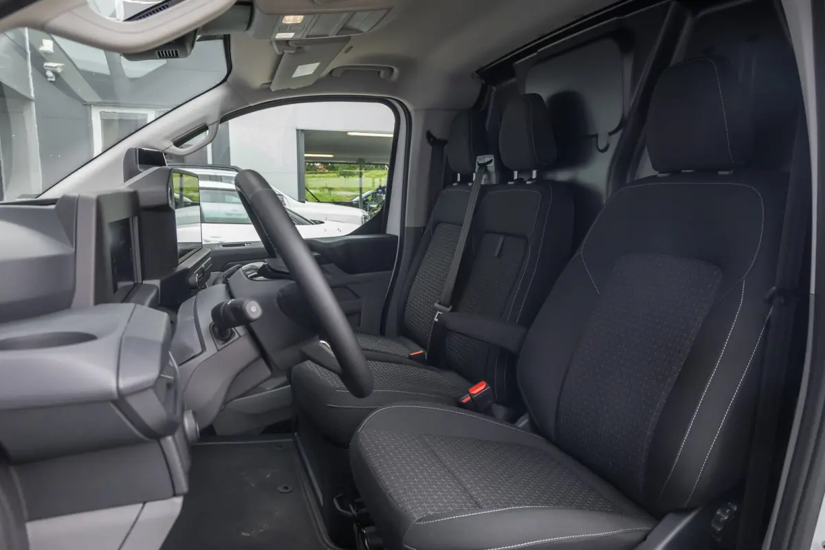 Cust. 320 L1H1 Trend 71 kWh | Achteruitrijcamera | Stoel- Stuurverwarming | Apple Carplay/Android Auto | Parkeersensoren | LED koplampen | Achteruitrijcamera | Airco (automatisch) | Apple Ca