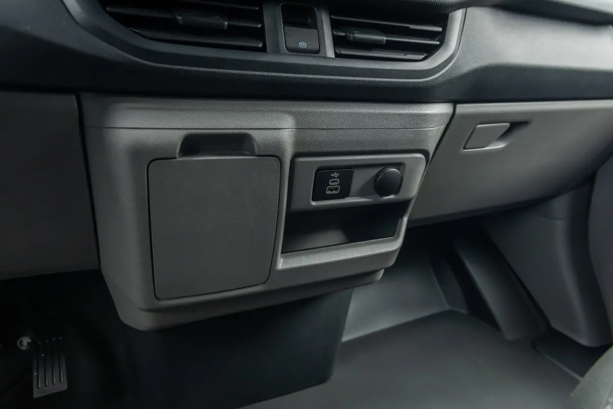 Cust. 320 L1H1 Trend 71 kWh | Achteruitrijcamera | Stoel- Stuurverwarming | Apple Carplay/Android Auto | Parkeersensoren | LED koplampen | Achteruitrijcamera | Airco (automatisch) | Apple Ca