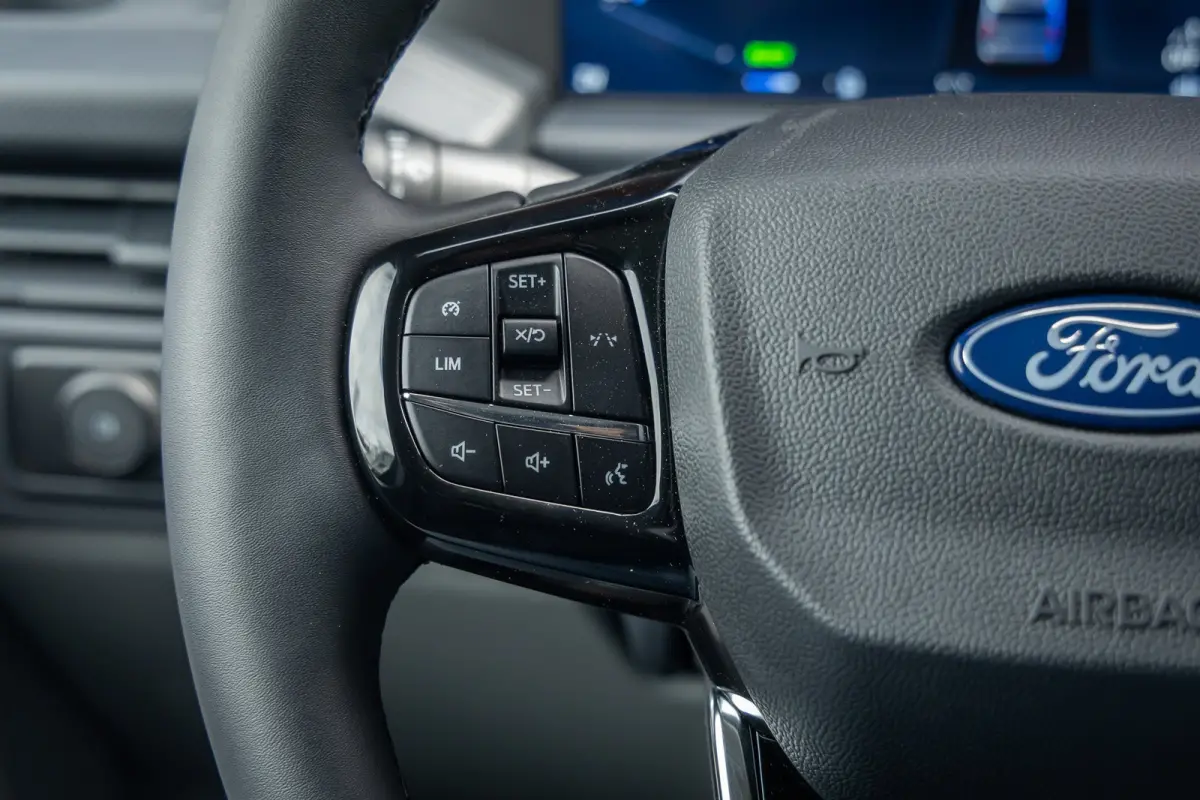 Cust. 320 L1H1 Trend 71 kWh | Achteruitrijcamera | Stoel- Stuurverwarming | Apple Carplay/Android Auto | Parkeersensoren | LED koplampen | Achteruitrijcamera | Airco (automatisch) | Apple Ca