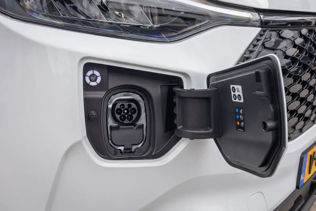 Cust. 320 L1H1 Trend 71 kWh | Achteruitrijcamera | Stoel- Stuurverwarming | Apple Carplay/Android Auto | Parkeersensoren | LED koplampen | Achteruitrijcamera | Airco (automatisch) | Apple Ca