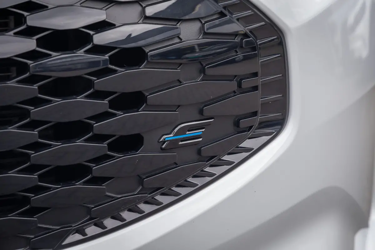 Cust. 320 L1H1 Trend 71 kWh | Achteruitrijcamera | Stoel- Stuurverwarming | Apple Carplay/Android Auto | Parkeersensoren | LED koplampen | Achteruitrijcamera | Airco (automatisch) | Apple Ca