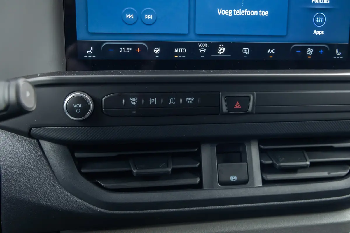 Cust. 320 L1H1 Trend 71 kWh | Achteruitrijcamera | Stoel- Stuurverwarming | Apple Carplay/Android Auto | Parkeersensoren | LED koplampen | Achteruitrijcamera | Airco (automatisch) | Apple Ca