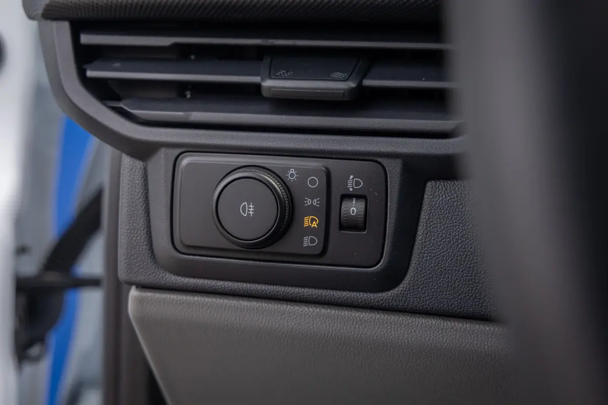 Cust. 320 L1H1 Trend 71 kWh | Achteruitrijcamera | Stoel- Stuurverwarming | Apple Carplay/Android Auto | Parkeersensoren | LED koplampen | Achteruitrijcamera | Airco (automatisch) | Apple Ca