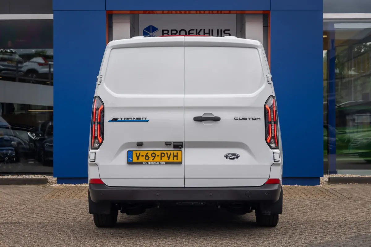Cust. 320 L1H1 Trend 71 kWh | Achteruitrijcamera | Stoel- Stuurverwarming | Apple Carplay/Android Auto | Parkeersensoren | LED koplampen | Achteruitrijcamera | Airco (automatisch) | Apple Ca