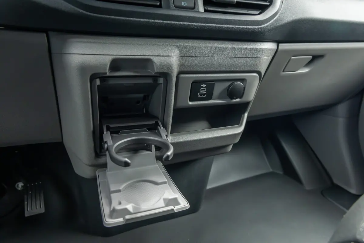 Cust. 320 L1H1 Trend 71 kWh | Achteruitrijcamera | Stoel- Stuurverwarming | Apple Carplay/Android Auto | Parkeersensoren | LED koplampen | Achteruitrijcamera | Airco (automatisch) | Apple Ca