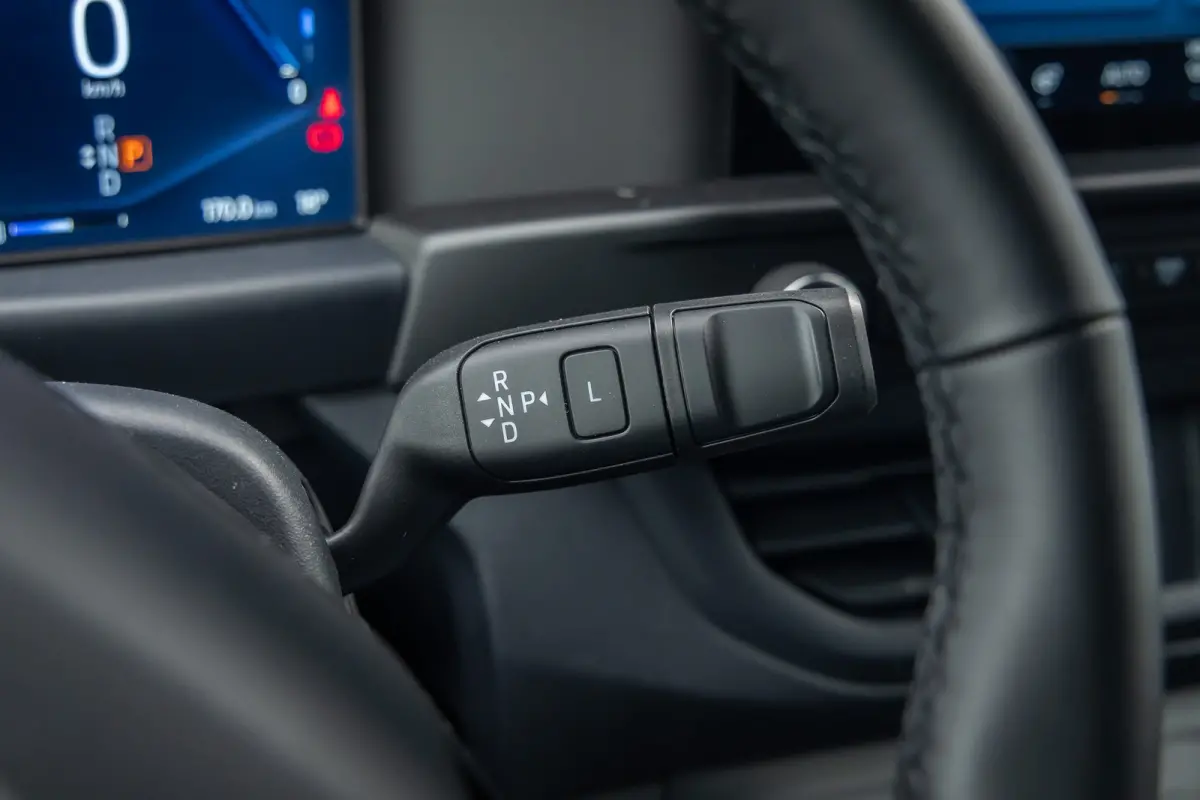 Cust. 320 L1H1 Trend 71 kWh | Achteruitrijcamera | Stoel- Stuurverwarming | Apple Carplay/Android Auto | Parkeersensoren | LED koplampen | Achteruitrijcamera | Airco (automatisch) | Apple Ca
