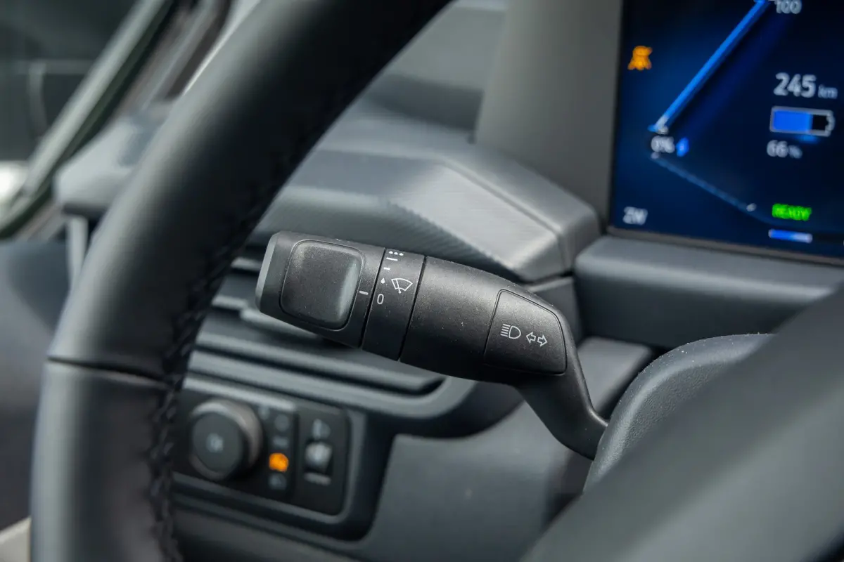 Cust. 320 L1H1 Trend 71 kWh | Achteruitrijcamera | Stoel- Stuurverwarming | Apple Carplay/Android Auto | Parkeersensoren | LED koplampen | Achteruitrijcamera | Airco (automatisch) | Apple Ca