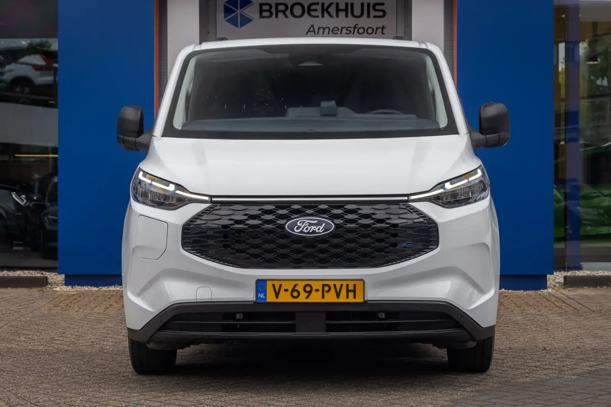 Cust. 320 L1H1 Trend 71 kWh | Achteruitrijcamera | Stoel- Stuurverwarming | Apple Carplay/Android Auto | Parkeersensoren | LED koplampen | Achteruitrijcamera | Airco (automatisch) | Apple Ca