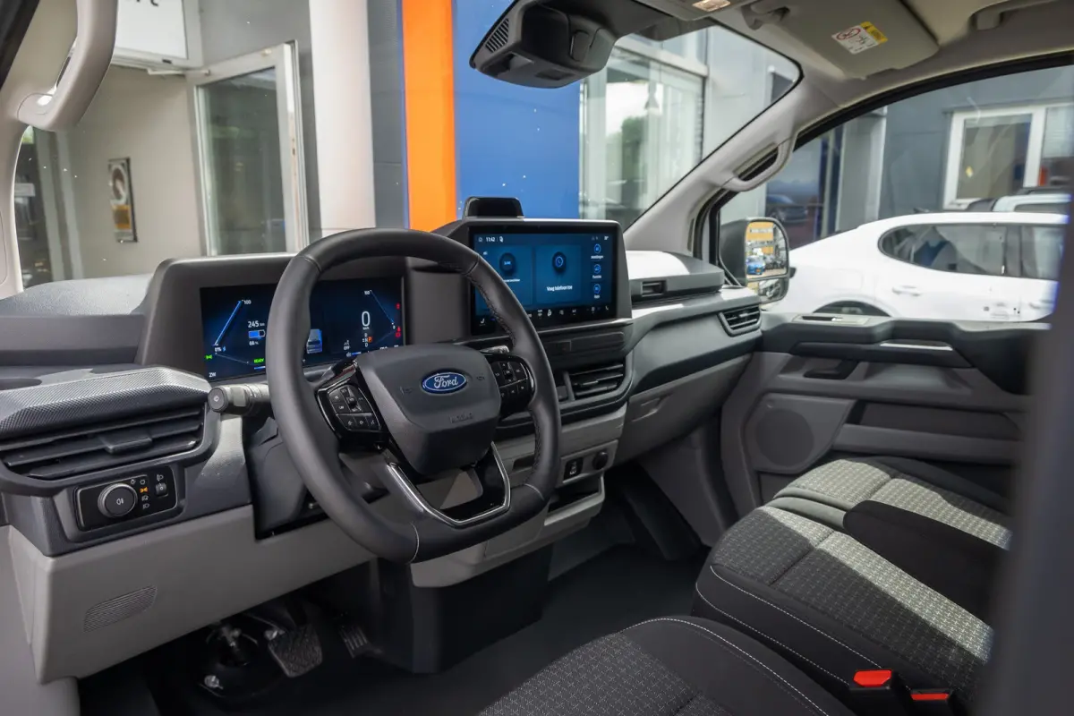 Cust. 320 L1H1 Trend 71 kWh | Achteruitrijcamera | Stoel- Stuurverwarming | Apple Carplay/Android Auto | Parkeersensoren | LED koplampen | Achteruitrijcamera | Airco (automatisch) | Apple Ca