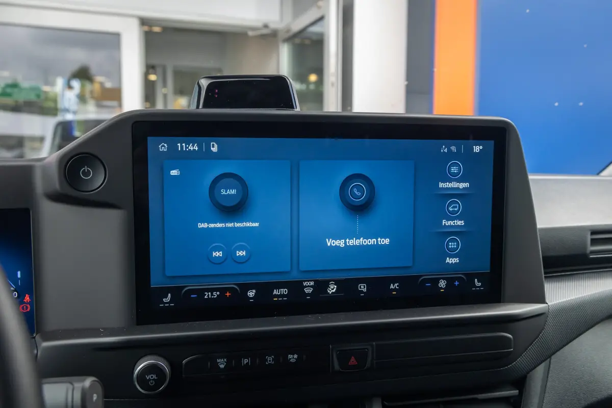 Cust. 320 L1H1 Trend 71 kWh | Achteruitrijcamera | Stoel- Stuurverwarming | Apple Carplay/Android Auto | Parkeersensoren | LED koplampen | Achteruitrijcamera | Airco (automatisch) | Apple Ca