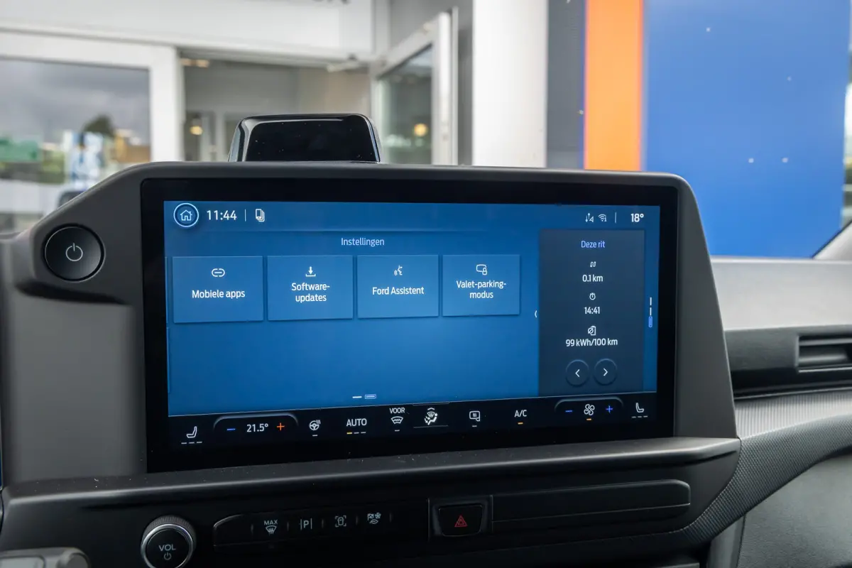 Cust. 320 L1H1 Trend 71 kWh | Achteruitrijcamera | Stoel- Stuurverwarming | Apple Carplay/Android Auto | Parkeersensoren | LED koplampen | Achteruitrijcamera | Airco (automatisch) | Apple Ca