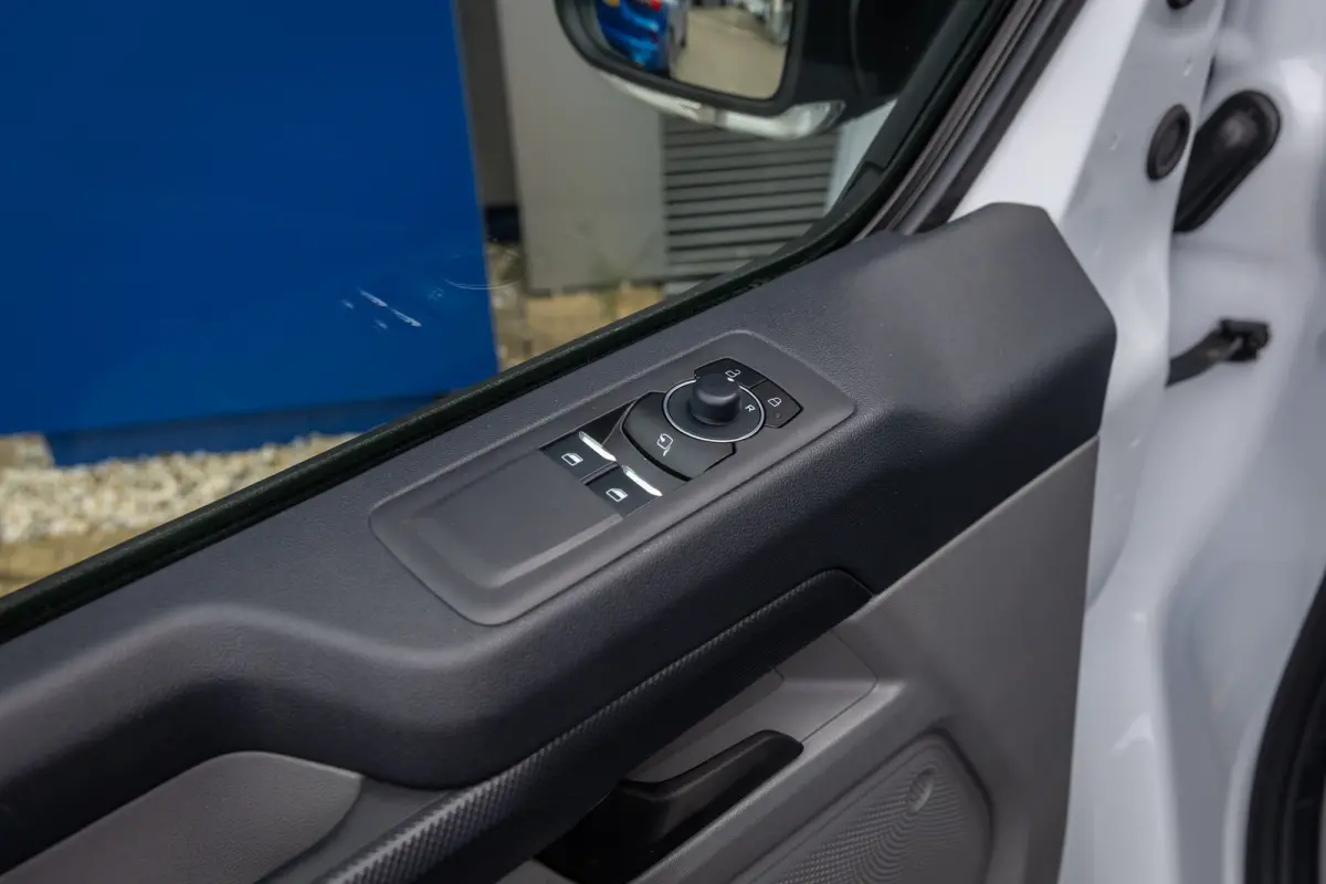 Cust. 320 L1H1 Trend 71 kWh | Achteruitrijcamera | Stoel- Stuurverwarming | Apple Carplay/Android Auto | Parkeersensoren | LED koplampen | Achteruitrijcamera | Airco (automatisch) | Apple Ca