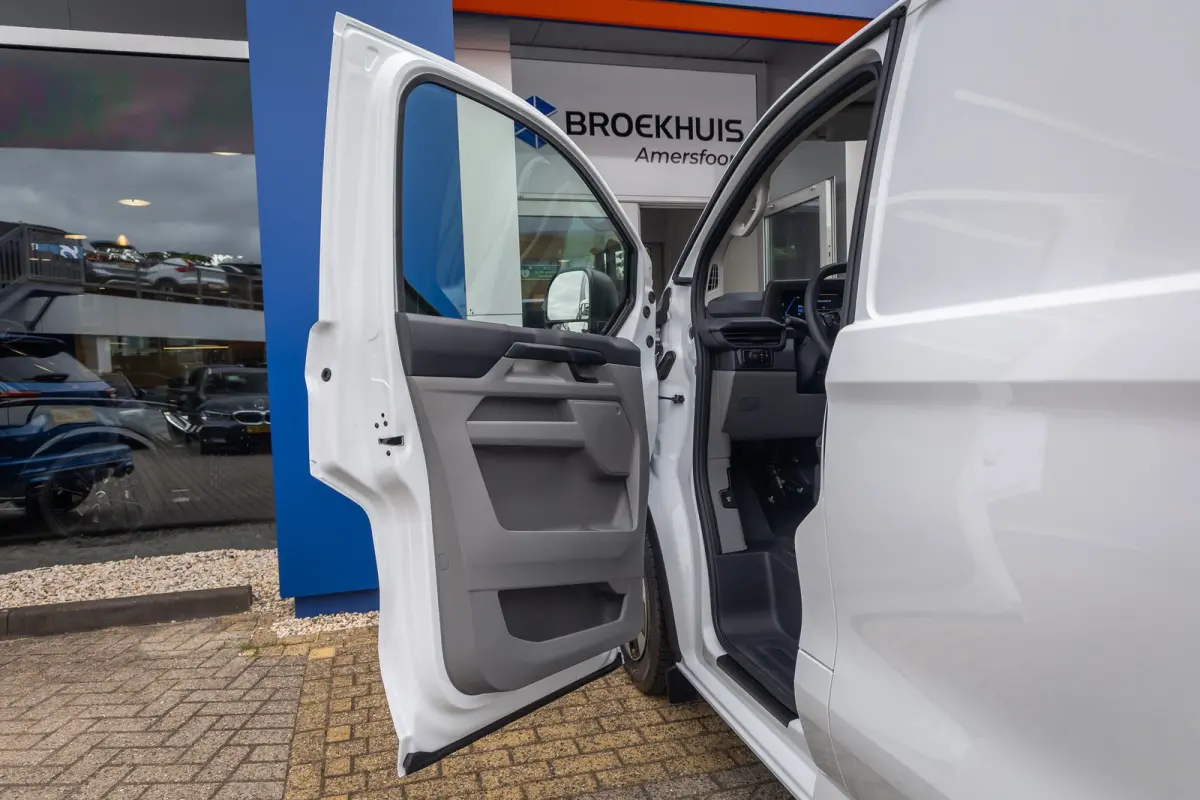 Cust. 320 L1H1 Trend 71 kWh | Achteruitrijcamera | Stoel- Stuurverwarming | Apple Carplay/Android Auto | Parkeersensoren | LED koplampen | Achteruitrijcamera | Airco (automatisch) | Apple Ca