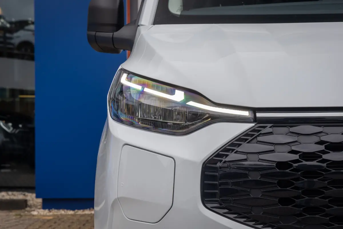 Cust. 320 L1H1 Trend 71 kWh | Achteruitrijcamera | Stoel- Stuurverwarming | Apple Carplay/Android Auto | Parkeersensoren | LED koplampen | Achteruitrijcamera | Airco (automatisch) | Apple Ca