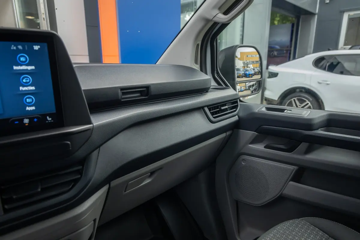 Cust. 320 L1H1 Trend 71 kWh | Achteruitrijcamera | Stoel- Stuurverwarming | Apple Carplay/Android Auto | Parkeersensoren | LED koplampen | Achteruitrijcamera | Airco (automatisch) | Apple Ca