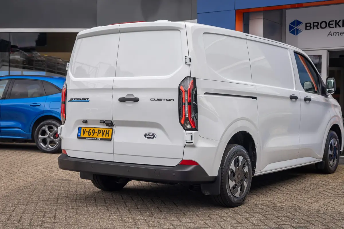 Cust. 320 L1H1 Trend 71 kWh | Achteruitrijcamera | Stoel- Stuurverwarming | Apple Carplay/Android Auto | Parkeersensoren | LED koplampen | Achteruitrijcamera | Airco (automatisch) | Apple Ca