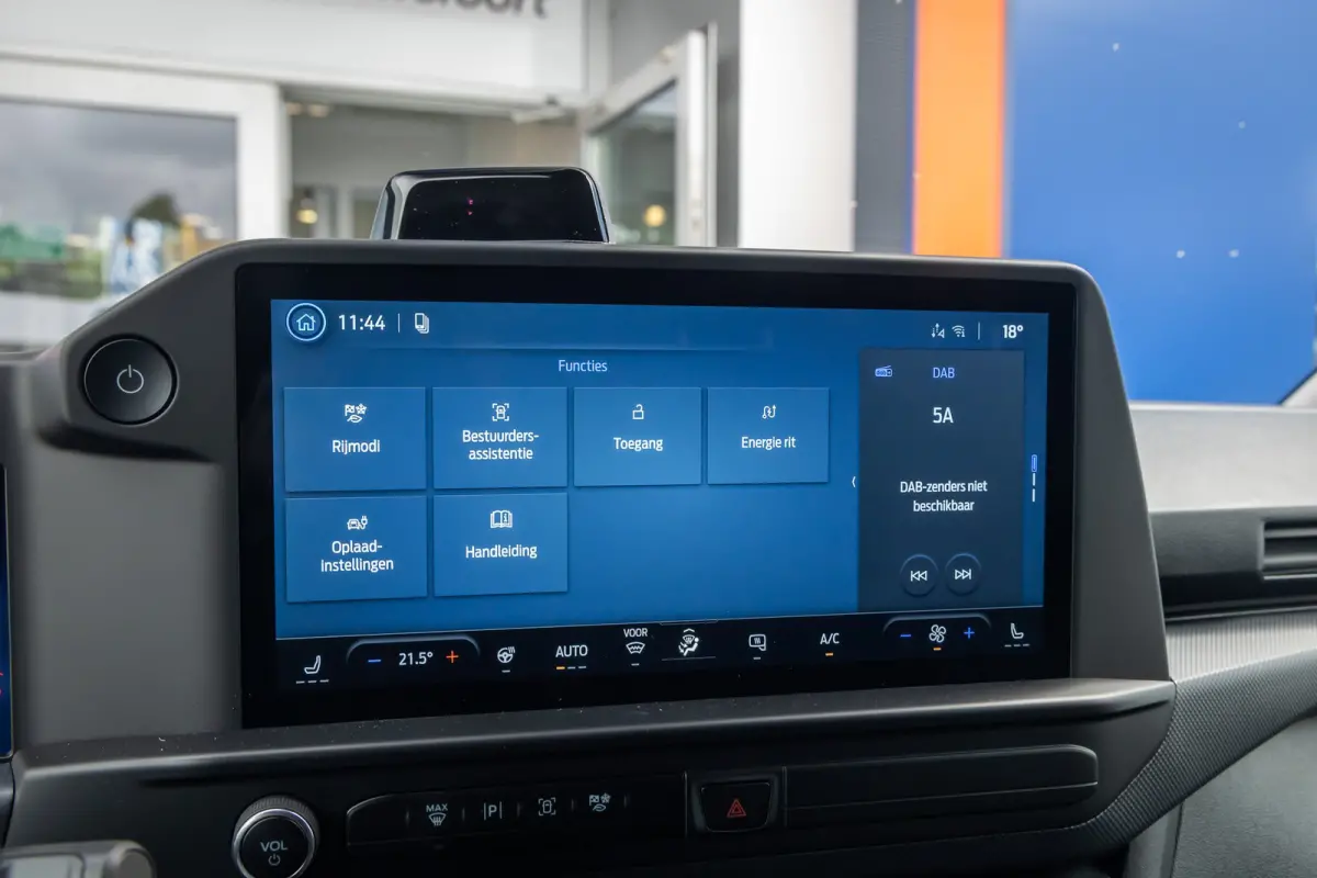 Cust. 320 L1H1 Trend 71 kWh | Achteruitrijcamera | Stoel- Stuurverwarming | Apple Carplay/Android Auto | Parkeersensoren | LED koplampen | Achteruitrijcamera | Airco (automatisch) | Apple Ca