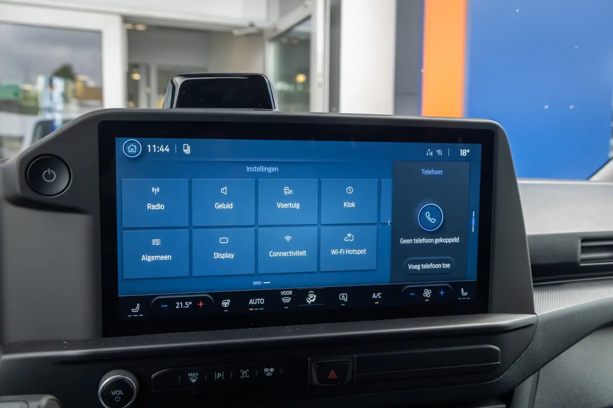 Cust. 320 L1H1 Trend 71 kWh | Achteruitrijcamera | Stoel- Stuurverwarming | Apple Carplay/Android Auto | Parkeersensoren | LED koplampen | Achteruitrijcamera | Airco (automatisch) | Apple Ca