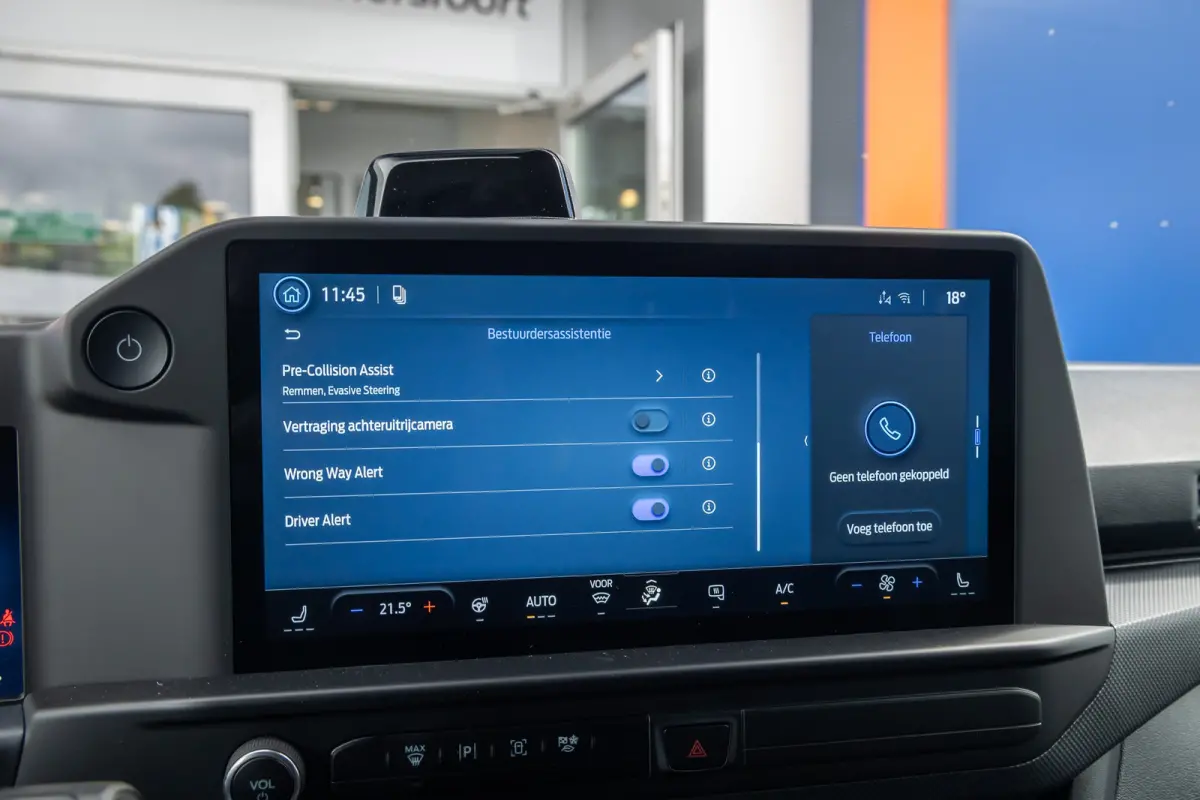 Cust. 320 L1H1 Trend 71 kWh | Achteruitrijcamera | Stoel- Stuurverwarming | Apple Carplay/Android Auto | Parkeersensoren | LED koplampen | Achteruitrijcamera | Airco (automatisch) | Apple Ca