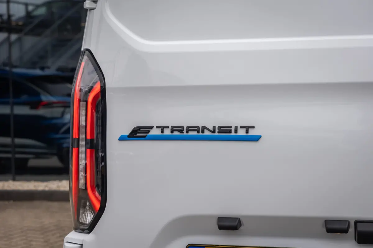 Cust. 320 L1H1 Trend 71 kWh | Achteruitrijcamera | Stoel- Stuurverwarming | Apple Carplay/Android Auto | Parkeersensoren | LED koplampen | Achteruitrijcamera | Airco (automatisch) | Apple Ca