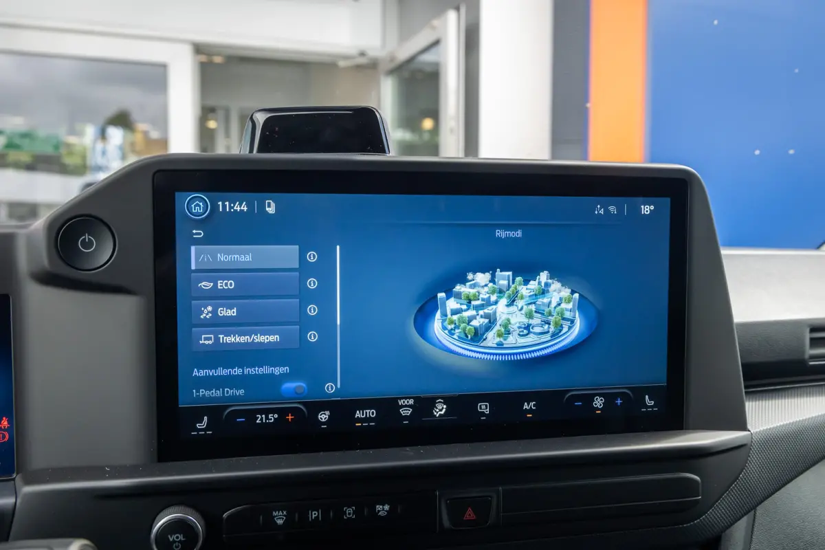 Cust. 320 L1H1 Trend 71 kWh | Achteruitrijcamera | Stoel- Stuurverwarming | Apple Carplay/Android Auto | Parkeersensoren | LED koplampen | Achteruitrijcamera | Airco (automatisch) | Apple Ca