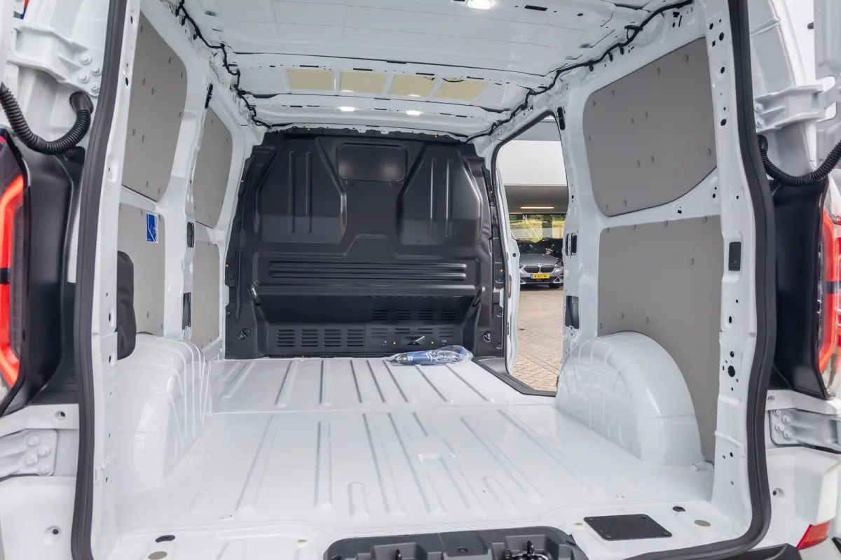 Cust. 320 L1H1 Trend 71 kWh | Achteruitrijcamera | Stoel- Stuurverwarming | Apple Carplay/Android Auto | Parkeersensoren | LED koplampen | Achteruitrijcamera | Airco (automatisch) | Apple Ca