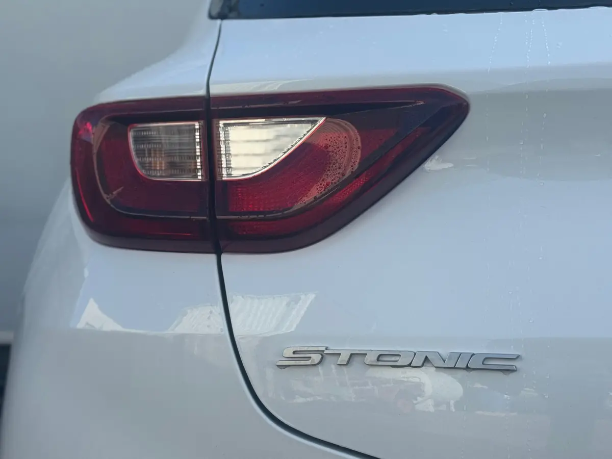 1.0 T-GDi MHEV DynamicLine 6-bak 112PK | Trekhaak | Luxe Stof | Glans Exterieur | Achteruitrijcamera + Sensor Achter | Airco | Adaptieve Cruise Control | Start/Stop | ESP | AEB | ASR | ABS |
