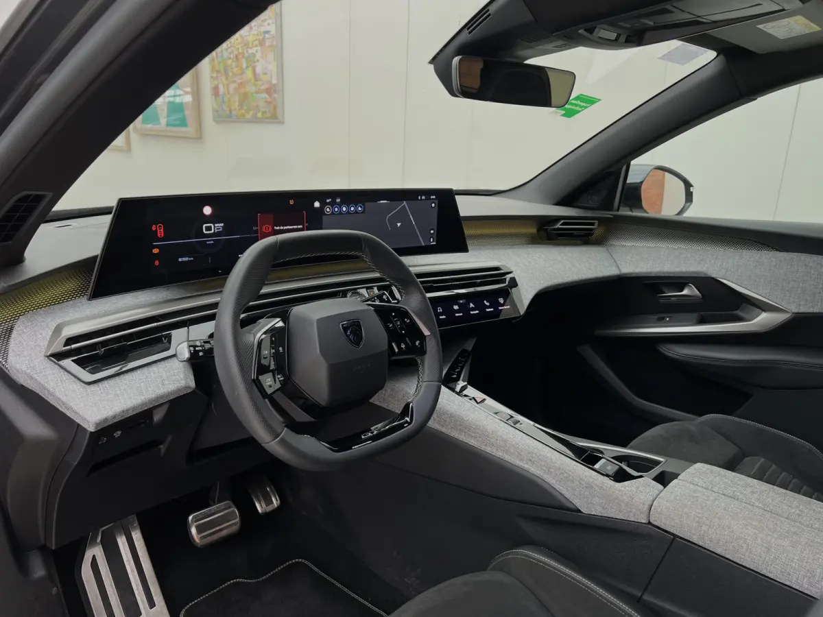 Hybrid 145pk DCS-6 Automaat GT | Navigatie | Airconditioning ECC | Elek achterklep | 7 Persoons | Draadloos Apple Carplay & Android Auto | Isofix Bevestigingspunten | Lichtmetalen Velgen | V