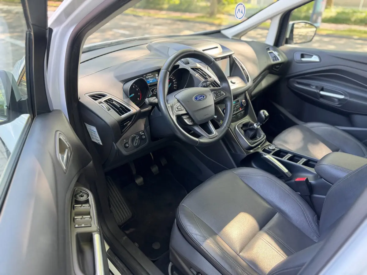 1.0 Titanium 7 zits PANO Leer Facelift Vol Dealer onderhouden