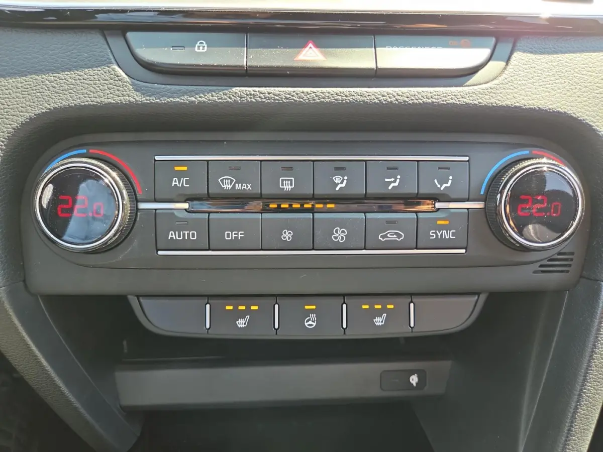 1.5 T-GDi GT-PlusLine Automaat | 140 PK | Schuif-kanteldak | JBL | Elektr. verstelbare bestuurdersstoel met geheugenfunctie |  18" lichtmetalen velgen | Dodehoek detectie  | Chameleon Tint U
