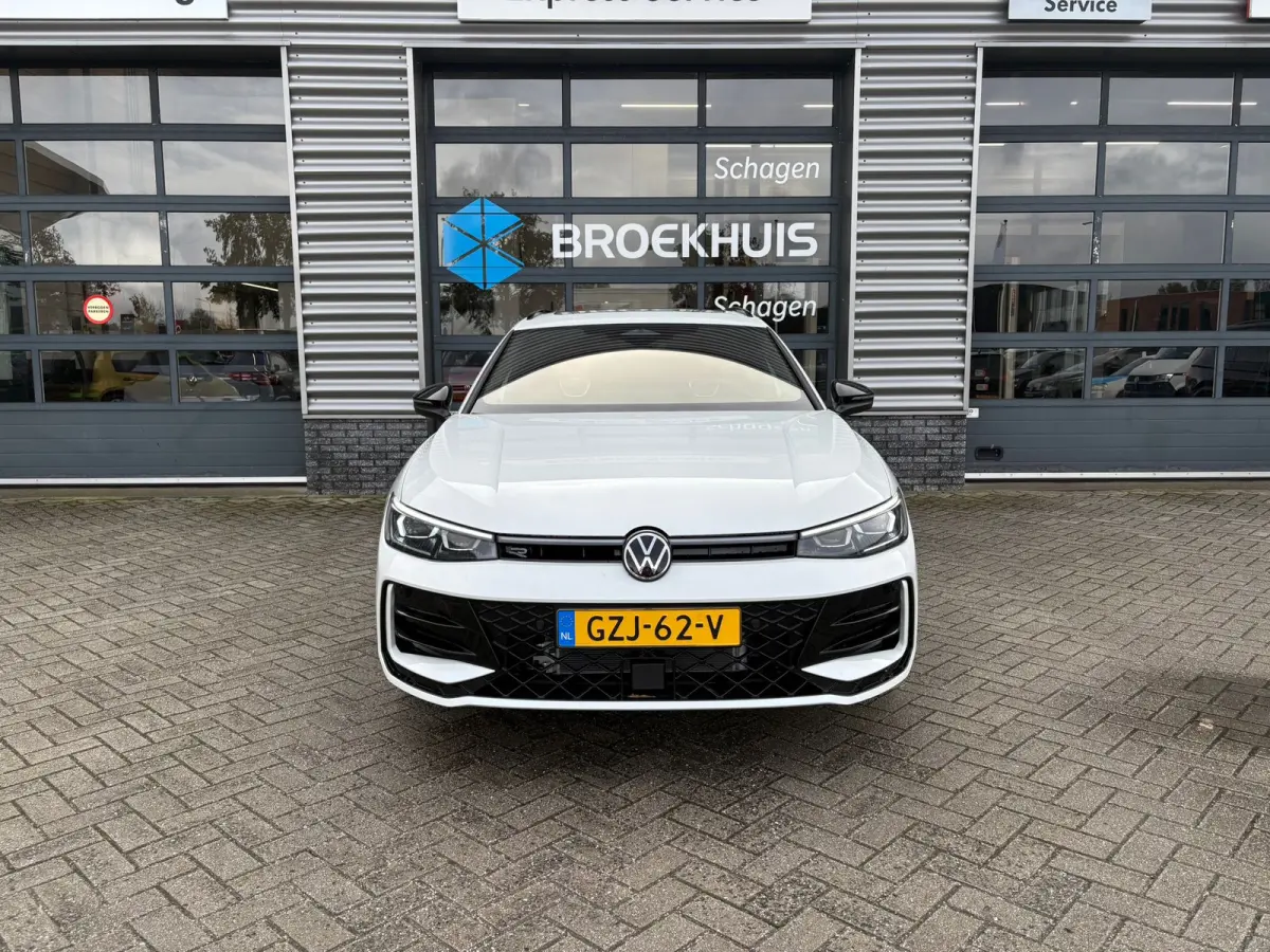 1.5 eTSI R-Line Edition | Trekhaak | Panoramadak | Eletrische A-klep | Head up Display | Stoel-Stuur verwarming | Matrix lead koplampen |