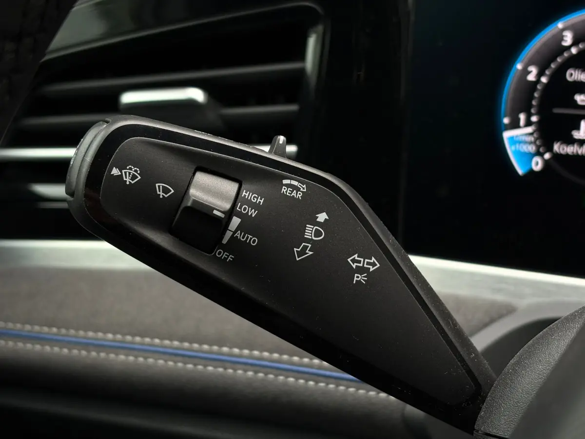 1.5 eTSI R-Line Edition | Trekhaak | Panoramadak | Eletrische A-klep | Head up Display | Stoel-Stuur verwarming | Matrix lead koplampen |