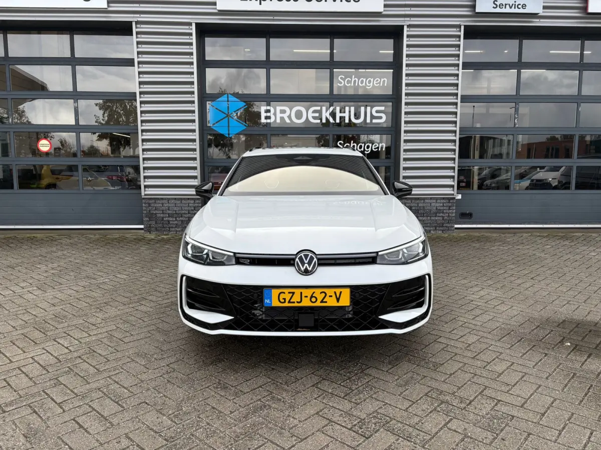 1.5 eTSI R-Line Edition | Trekhaak | Panoramadak | Eletrische A-klep | Head up Display | Stoel-Stuur verwarming | Matrix lead koplampen |
