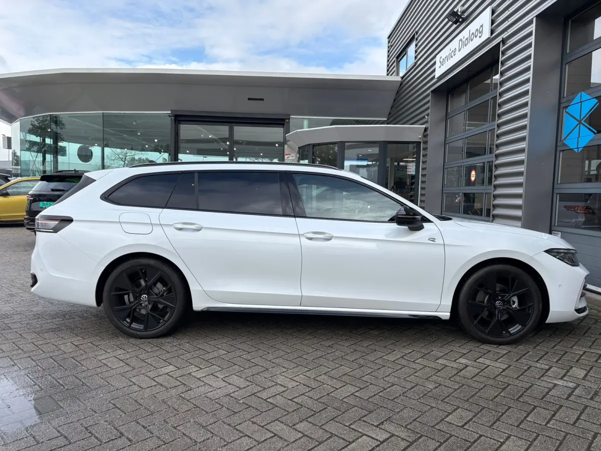 1.5 eTSI R-Line Edition | Trekhaak | Panoramadak | Eletrische A-klep | Head up Display | Stoel-Stuur verwarming | Matrix lead koplampen |