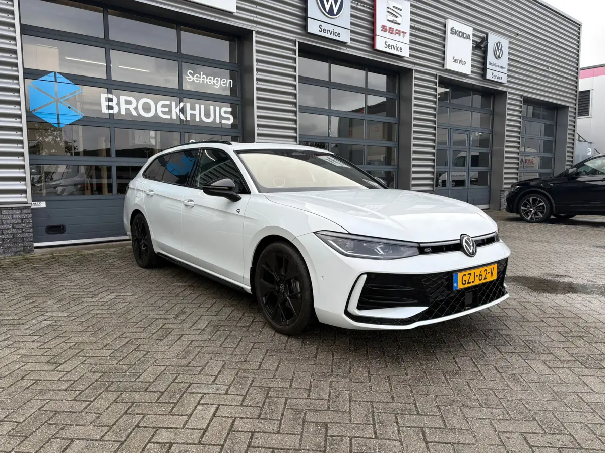 1.5 eTSI R-Line Edition | Trekhaak | Panoramadak | Eletrische A-klep | Head up Display | Stoel-Stuur verwarming | Matrix lead koplampen |