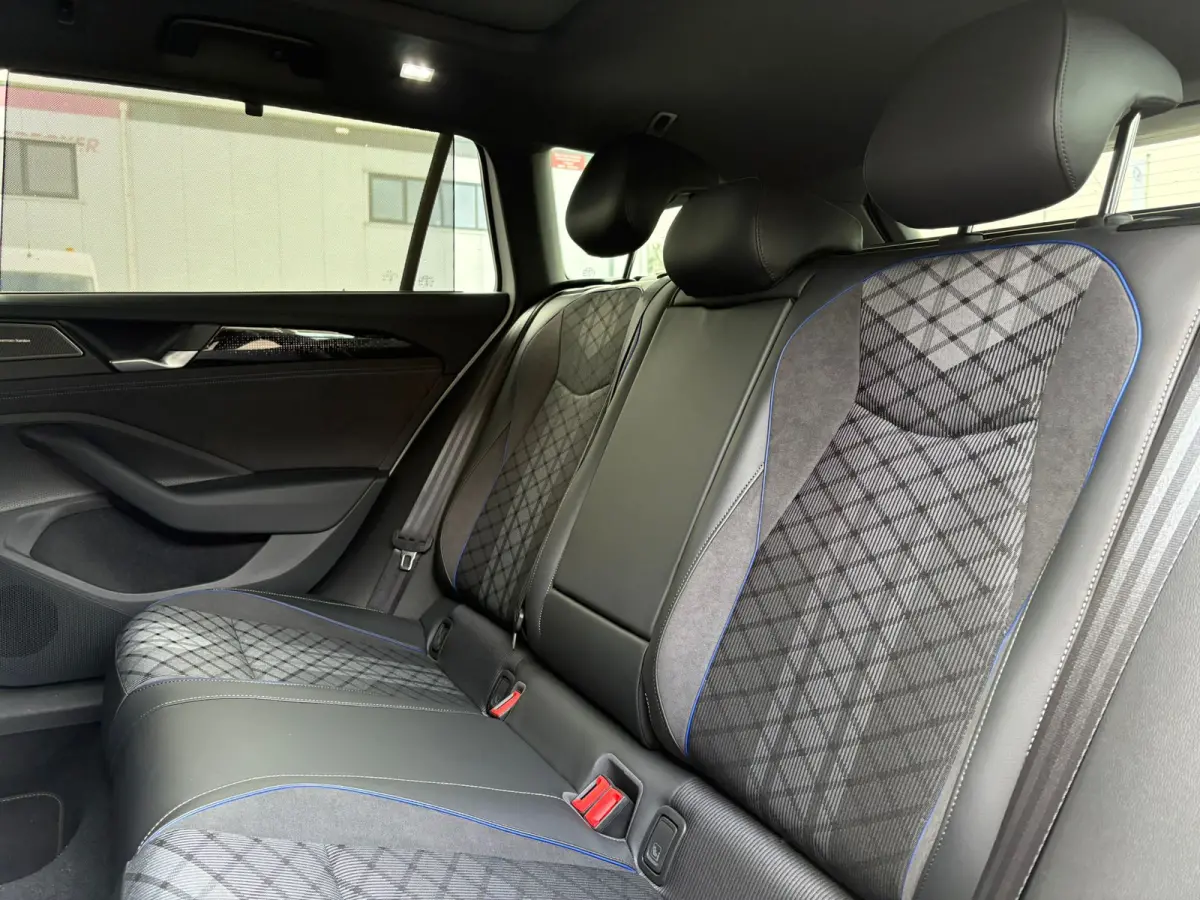 1.5 eTSI R-Line Edition | Trekhaak | Panoramadak | Eletrische A-klep | Head up Display | Stoel-Stuur verwarming | Matrix lead koplampen |
