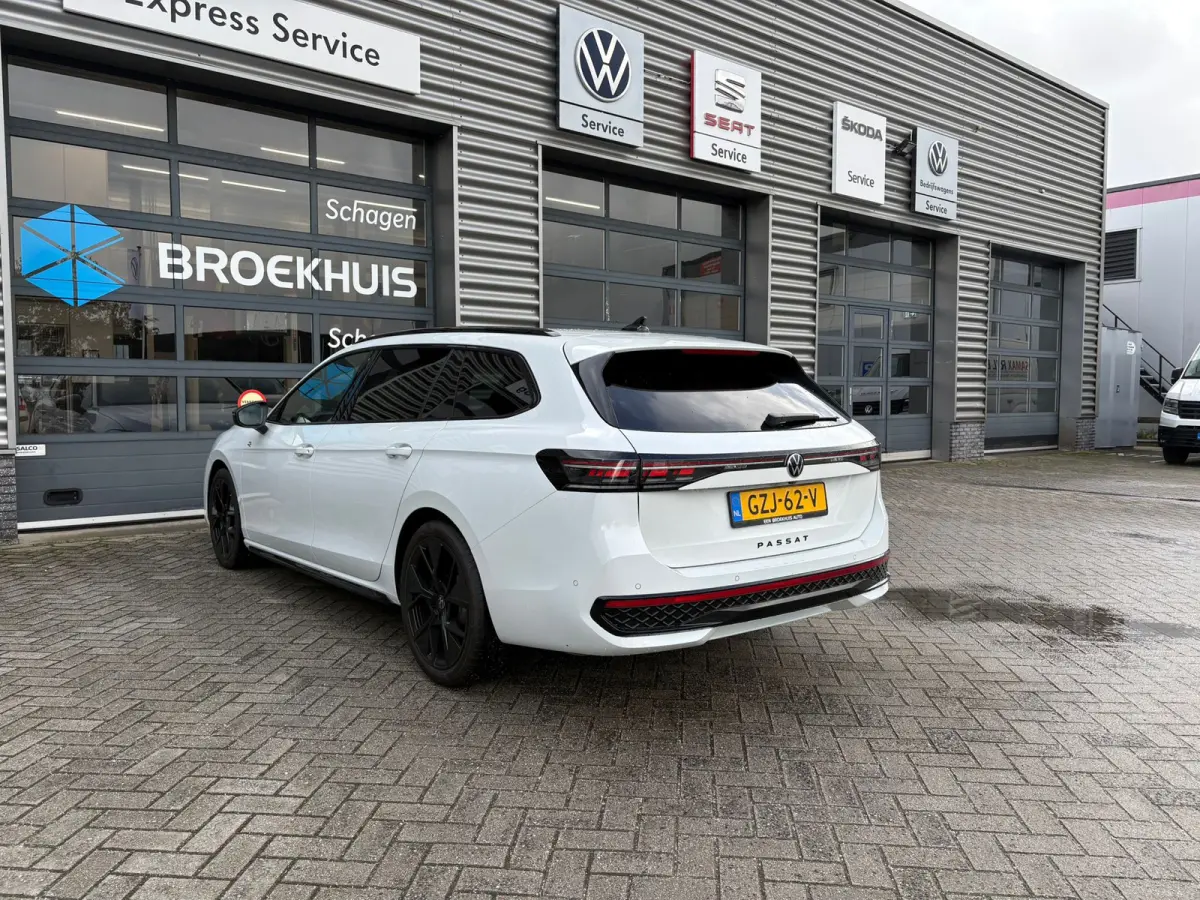1.5 eTSI R-Line Edition | Trekhaak | Panoramadak | Eletrische A-klep | Head up Display | Stoel-Stuur verwarming | Matrix lead koplampen |
