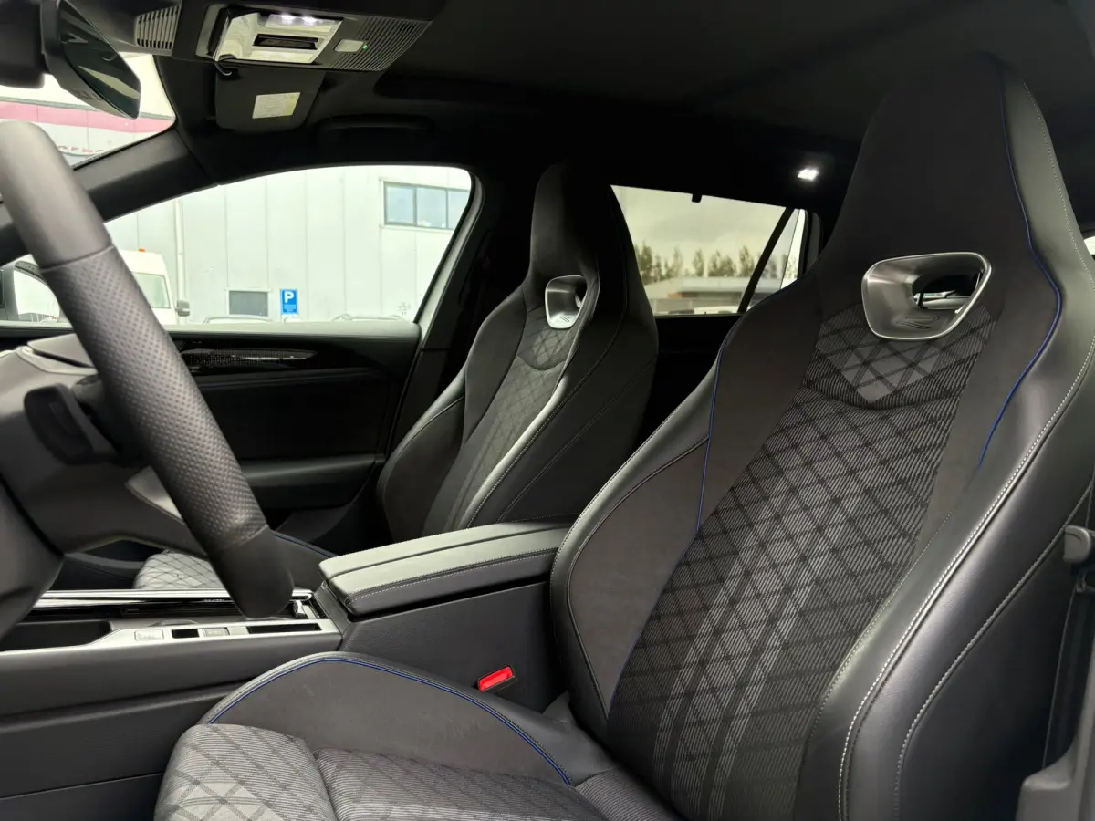 1.5 eTSI R-Line Edition | Trekhaak | Panoramadak | Eletrische A-klep | Head up Display | Stoel-Stuur verwarming | Matrix lead koplampen |
