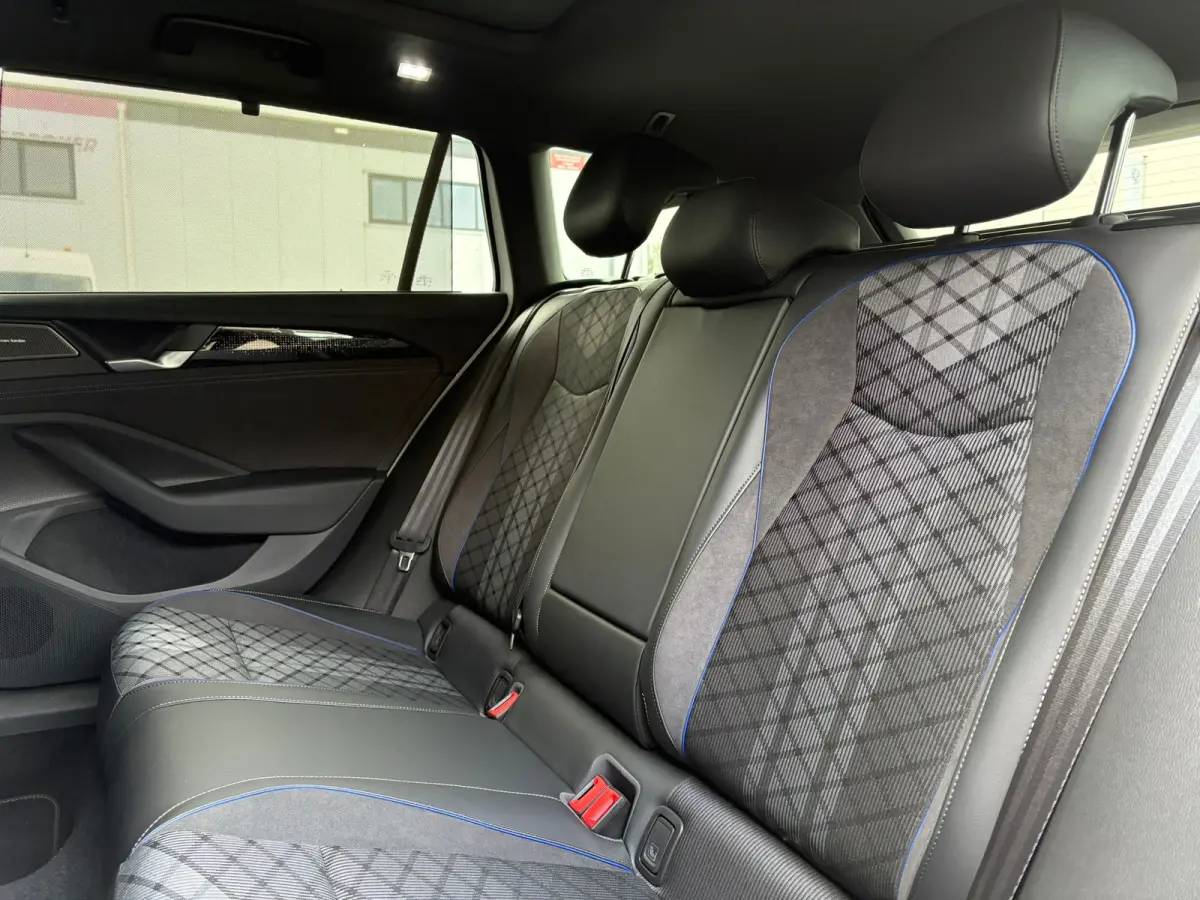 1.5 eTSI R-Line Edition | Trekhaak | Panoramadak | Eletrische A-klep | Head up Display | Stoel-Stuur verwarming | Matrix lead koplampen |