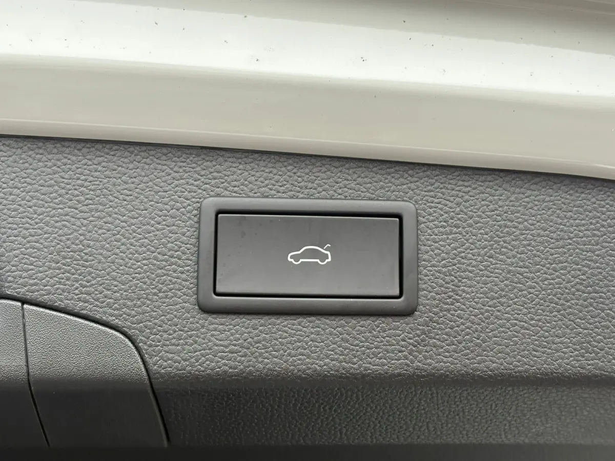 1.5 eTSI R-Line Edition | Trekhaak | Panoramadak | Eletrische A-klep | Head up Display | Stoel-Stuur verwarming | Matrix lead koplampen |
