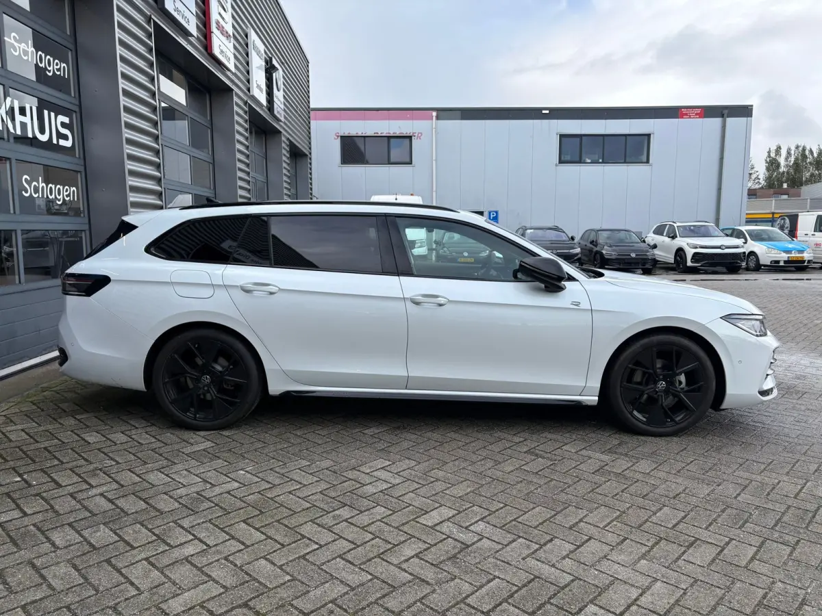1.5 eTSI R-Line Edition | Trekhaak | Panoramadak | Eletrische A-klep | Head up Display | Stoel-Stuur verwarming | Matrix lead koplampen |