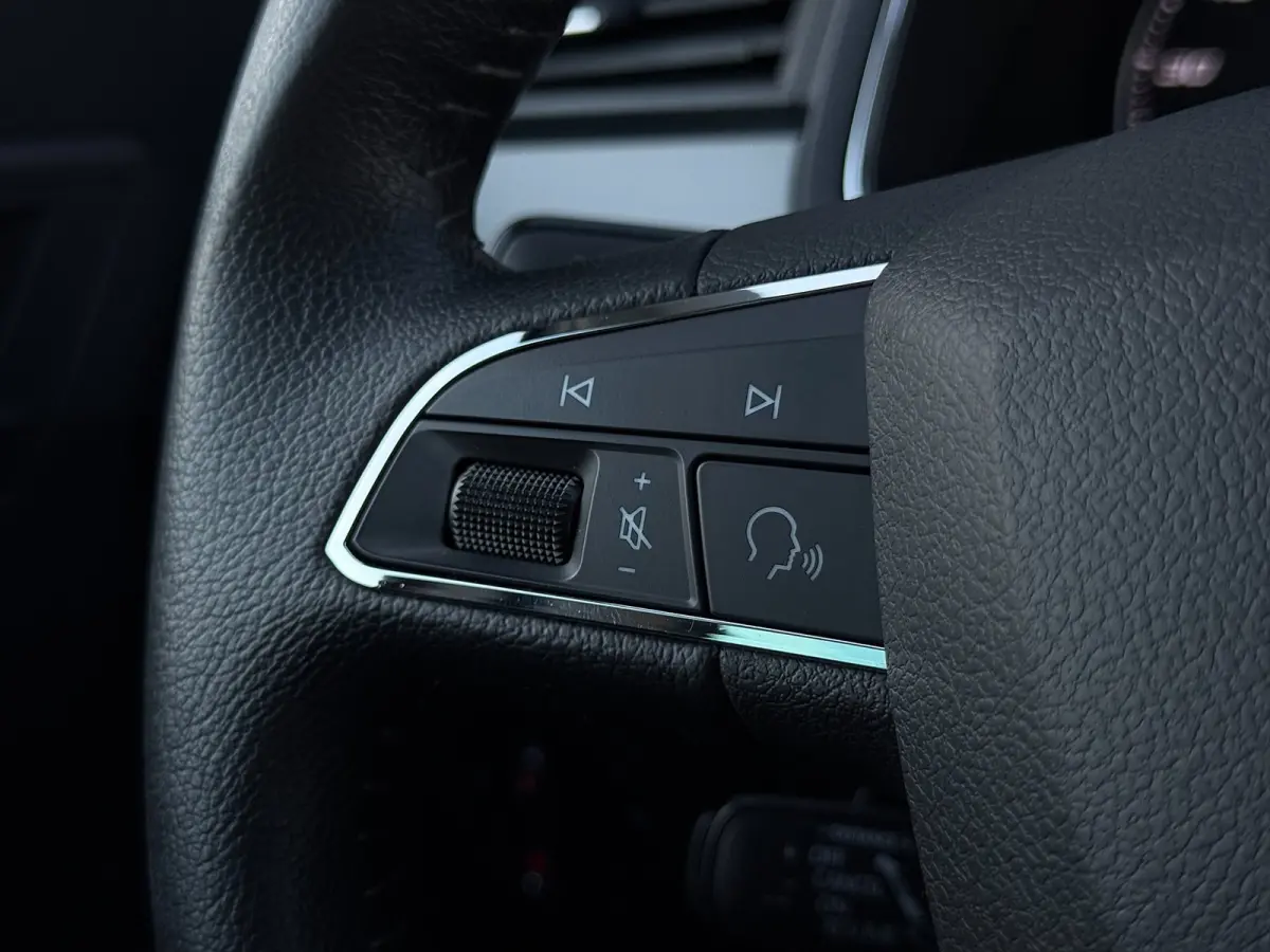 1.0 TSI Style Intense / Camera / Carplay + Android Auto / Adaptive Cruise / PDC V+A / Garantie /