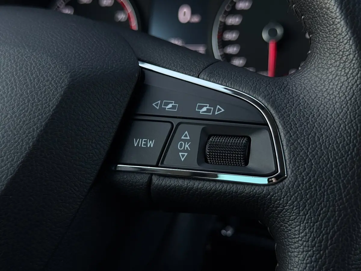 1.0 TSI Style Intense / Camera / Carplay + Android Auto / Adaptive Cruise / PDC V+A / Garantie /