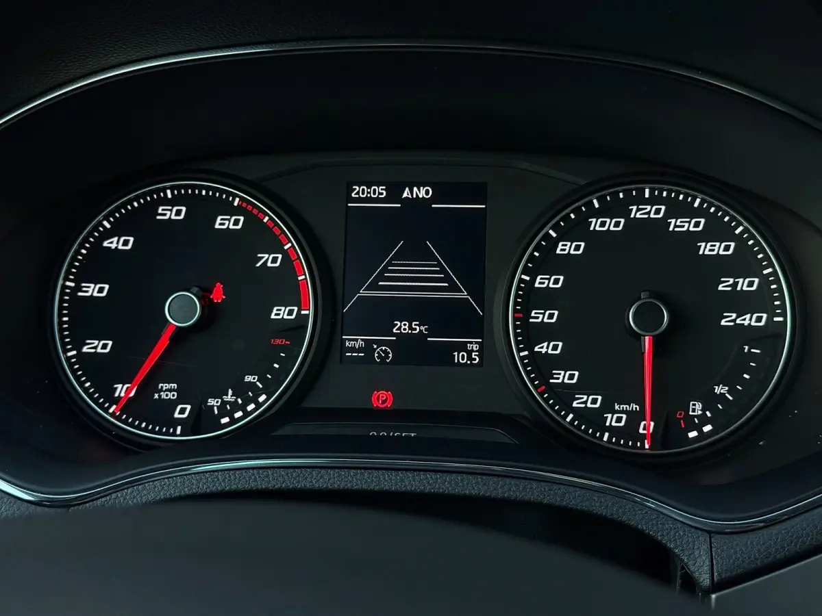 1.0 TSI Style Intense / Camera / Carplay + Android Auto / Adaptive Cruise / PDC V+A / Garantie /