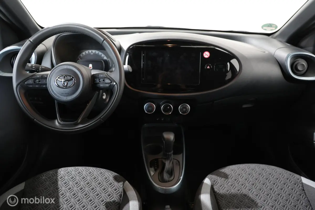 1.0 VVT-i S-CVT Play - Stoelverwarming - Carplay - Camera