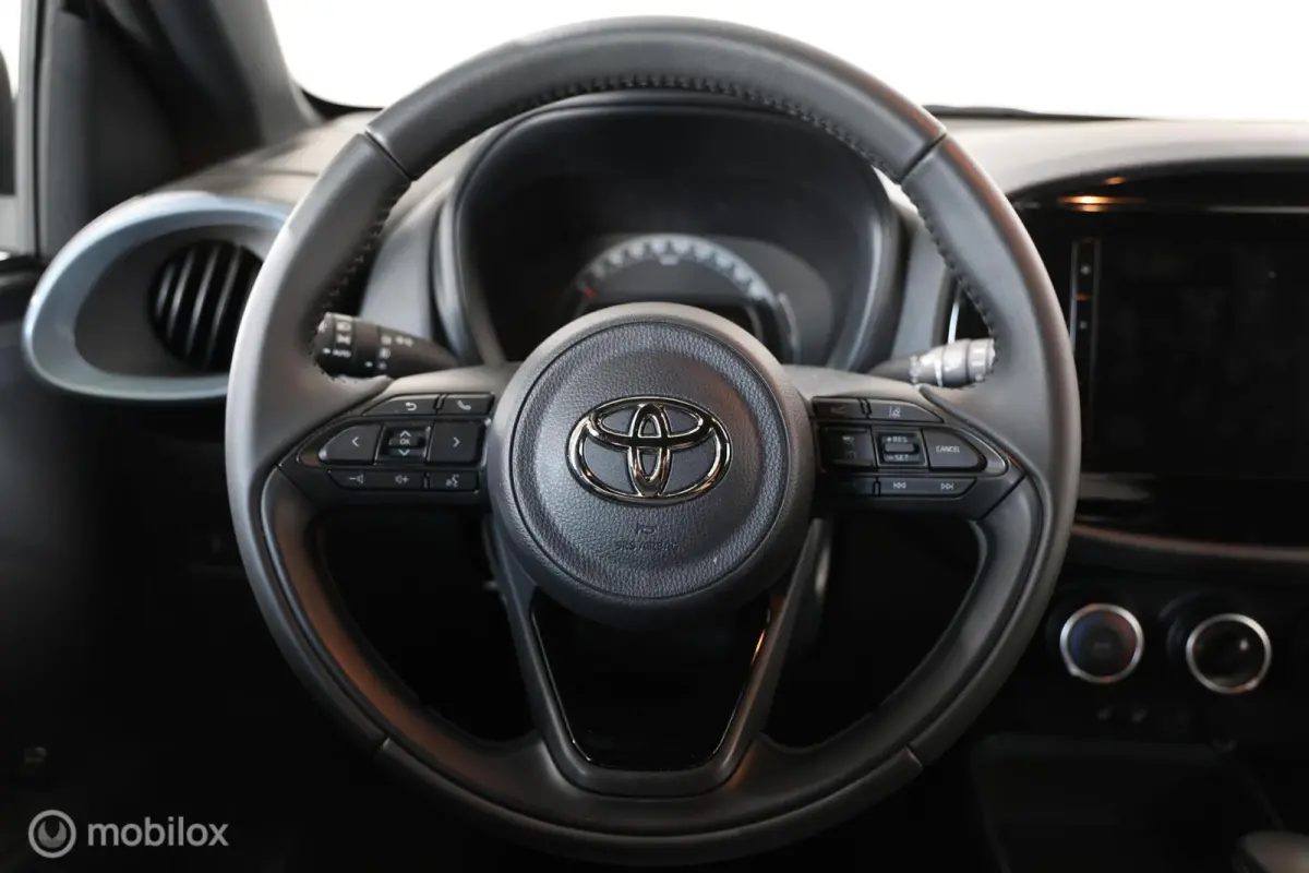 1.0 VVT-i S-CVT Play - Stoelverwarming - Carplay - Camera