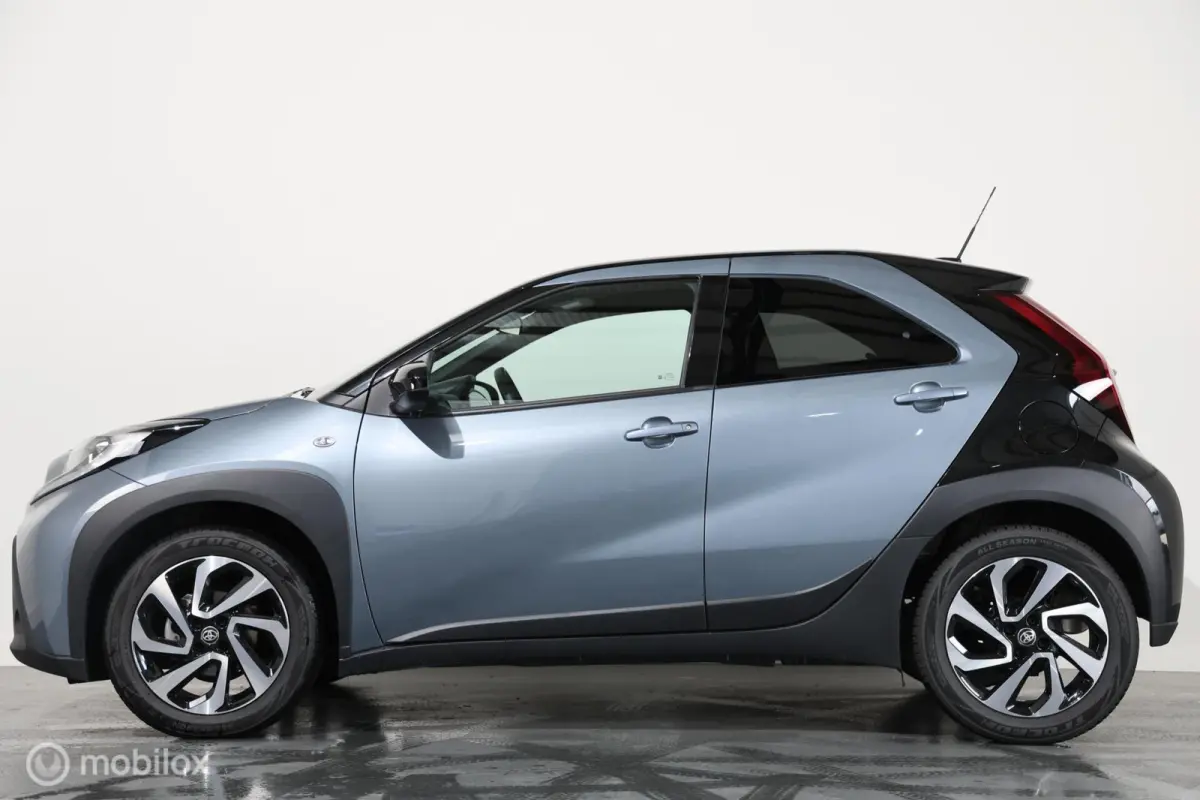1.0 VVT-i S-CVT Play - Stoelverwarming - Carplay - Camera
