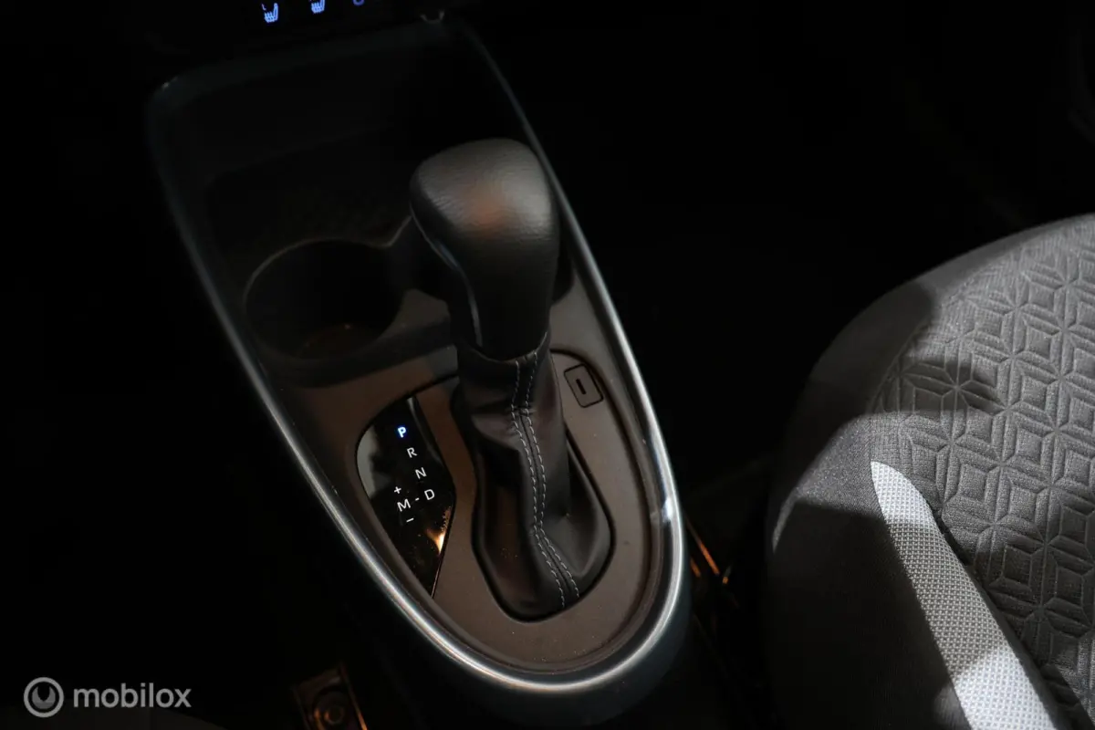1.0 VVT-i S-CVT Play - Stoelverwarming - Carplay - Camera