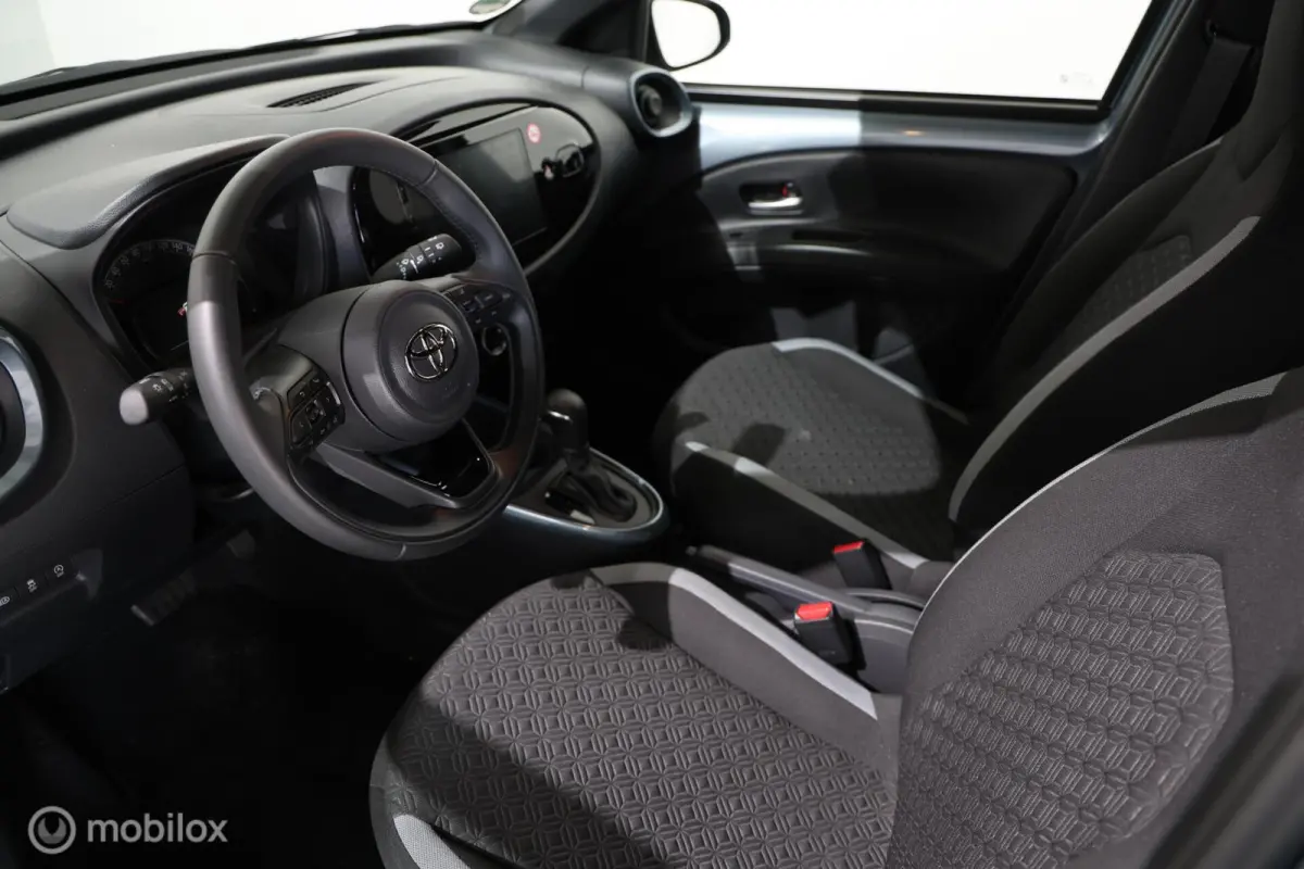 1.0 VVT-i S-CVT Play - Stoelverwarming - Carplay - Camera